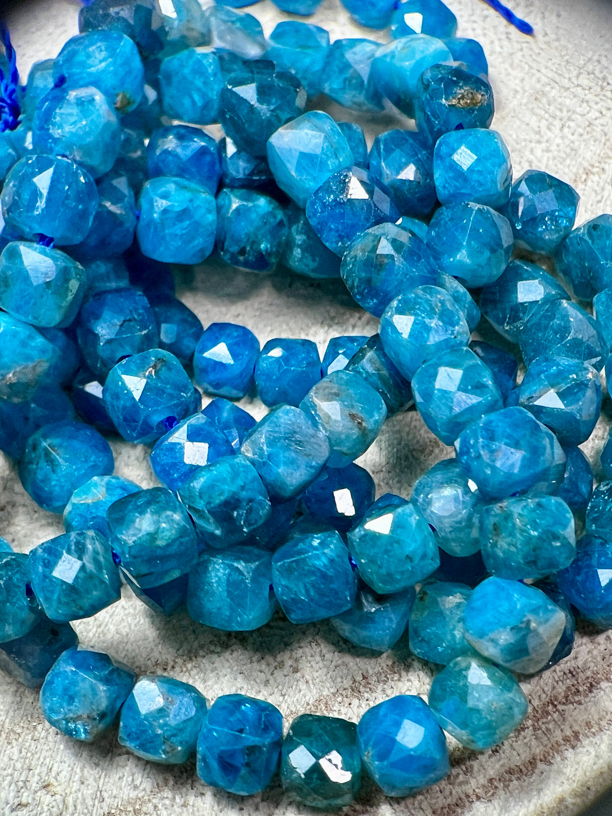 Les perles d’apatite ont été choisies par Arima pour leur nombreux reflets et nuances de bleu. Elles composent le bracelet Mantra