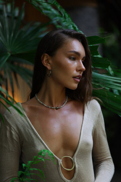 Les bijoux créés par Arima bijoux à la main subliment le décolleté . Collier et créoles assorties en jaspe africaine, coquillage et perle de Tahiti