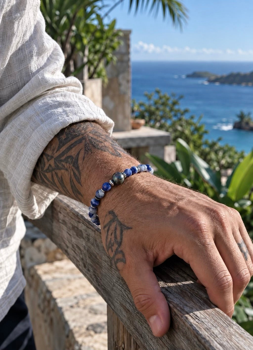 Le bracelet Vai, dans sa version homme, en perles bleues de sodalite et belle perle de Tahiti en son centre - Création Arima
