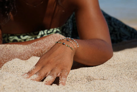 Bracelets fins en pierres naturelles , inox doré et keshi de Tahiti