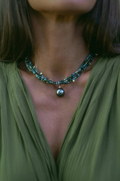 Collier Gaia , un bijou d’exception en plusieurs rangs torsadés de jaspe africaine et magnifique perle de Tahiti