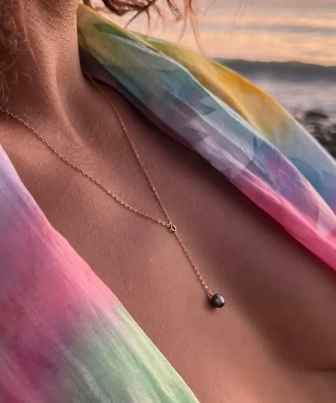 Un collier au style épuré avec un keshi unique monté sur chaine dorée en gold filled ou en inox 316L doré , un création d’Arima Bijoux à Tahiti