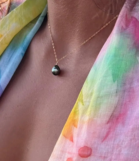 Collier simple et élégant avec perle de Tahiti unique monté sur chaîne en gold filled , création Arima