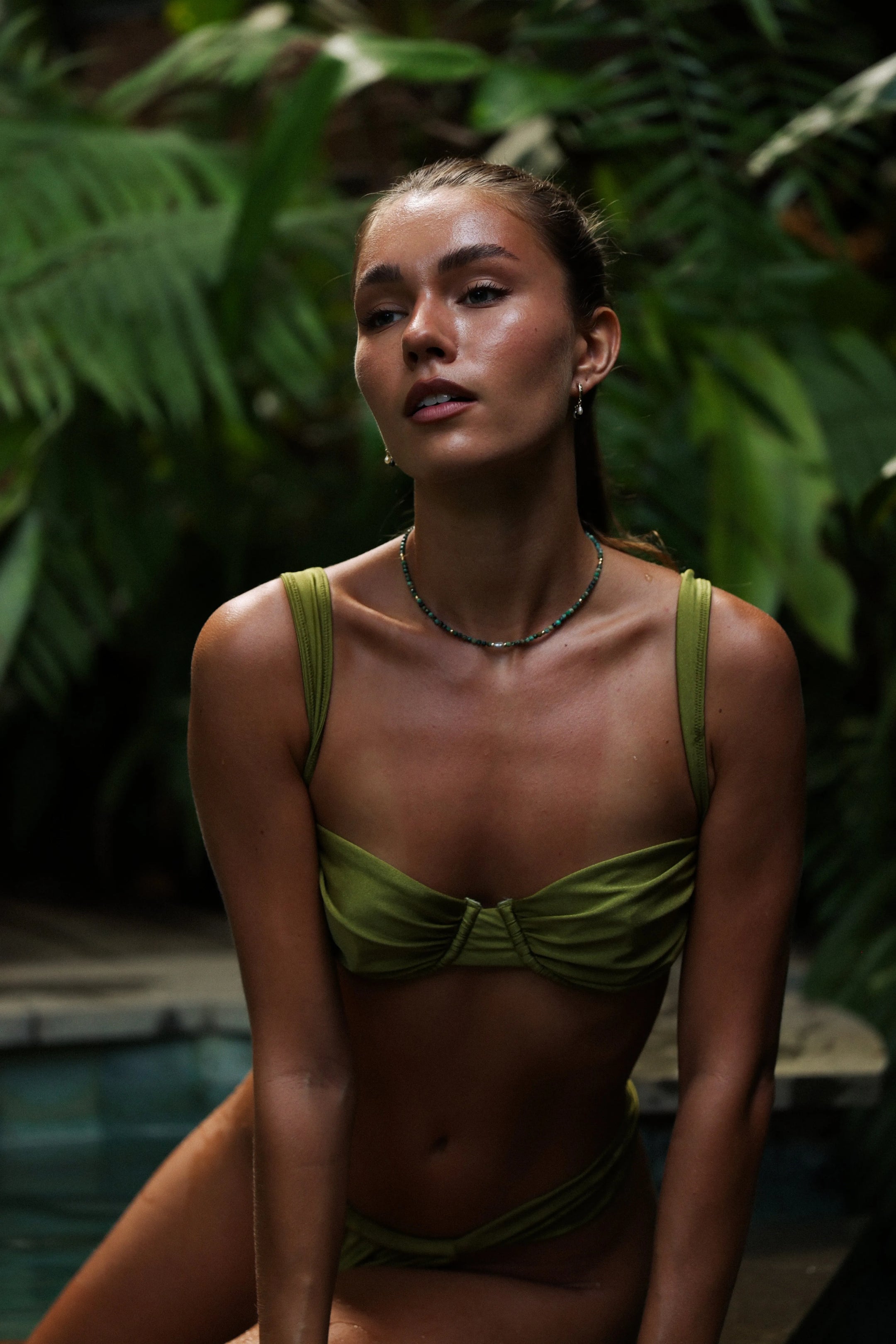 Collier en pierre semi-précieuses de jaspes africaines et keshi fabriqué dans l’atelier d’Arima à Tahiti