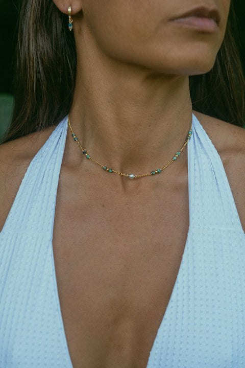 Le collier fétiche d Arima Bijoux est composé de perles en turquoise africaine et d’un keshi de Tahiti de forme unique. Fabriqué artisanalement