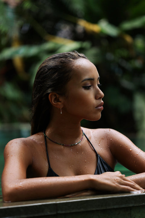 Collier ras de cou fin et raffiné en perles cubiques de rubis zoisite , perles en gold filled et précieux keshi de Tahiti en son centre . Une exclusivité d’Arima Bijoux