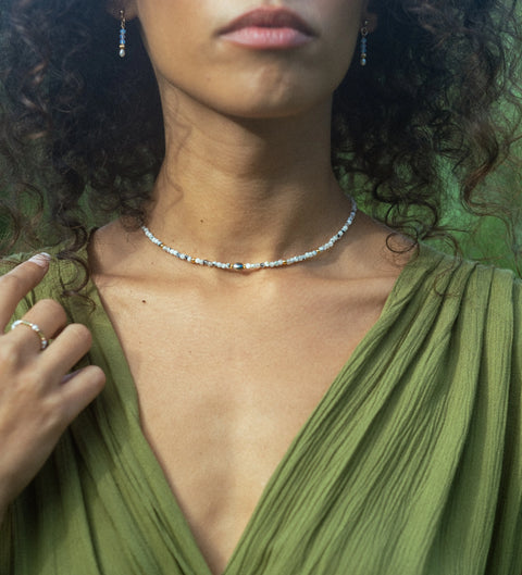Collier WHITE SAND — pierre de lune tachetée, keshi de Tahiti et gold filled, bijou fait main par Arima Bijoux