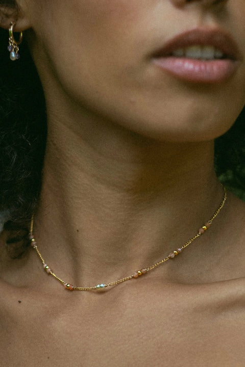 Détail du collier Helena d’Arima Bijoux en pierres naturelles de soleil , chaine en inox doré et une perle originale keshi de Polynésie