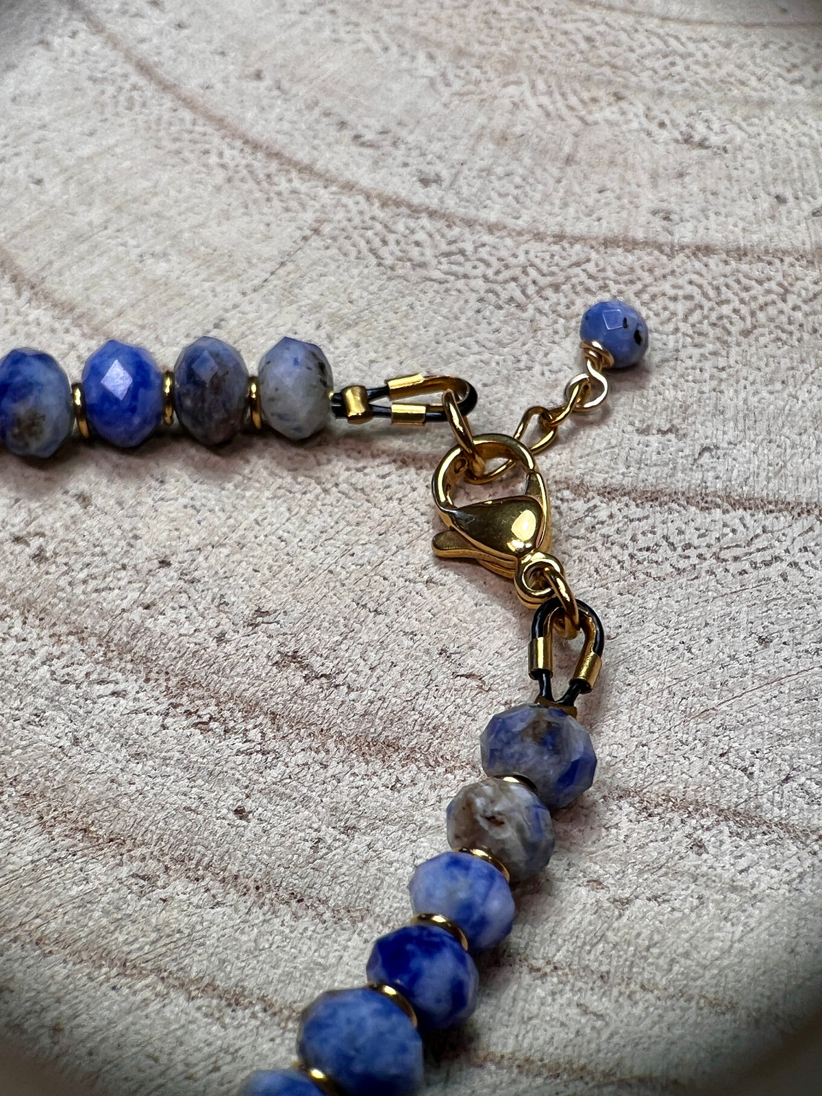 Le bracelet Vai d’Arima Bijoux est terminé par un mousqueton et une rallonge en acier inoxydable doré