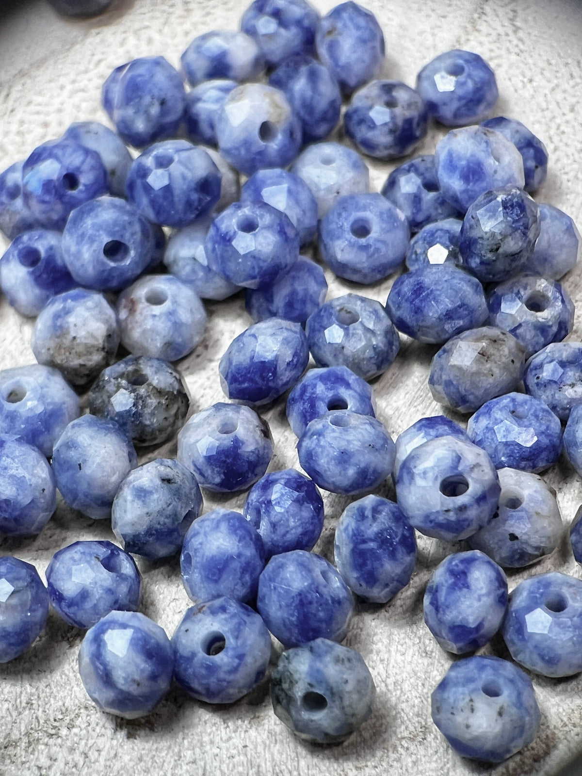 Les perles de sodalite mêlant le bleu profond et le blanc - sélectionnées par Arima Bijoux