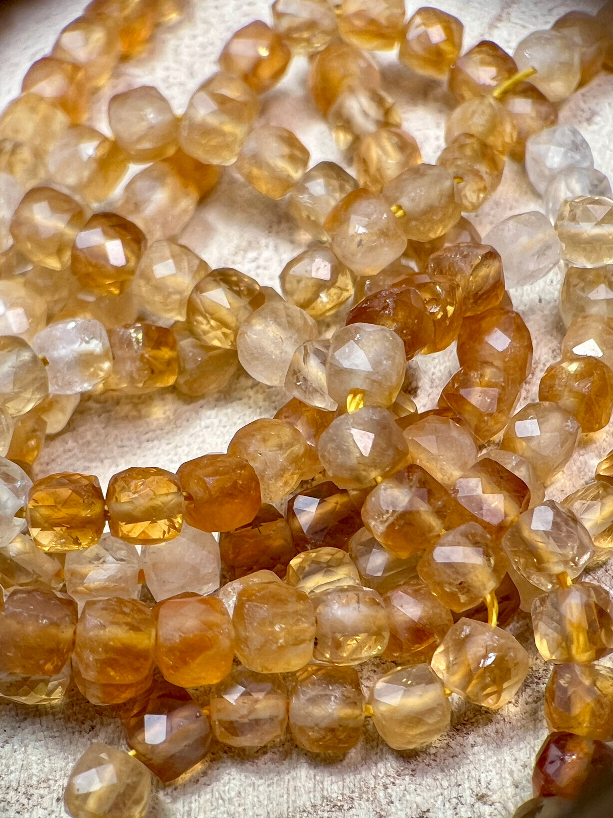 Nos pierres naturelles de citrines sont façonnées en cubes facettés pour leur beauté lumineuse et leur éclat. Elles composent notre bracelet Mantra