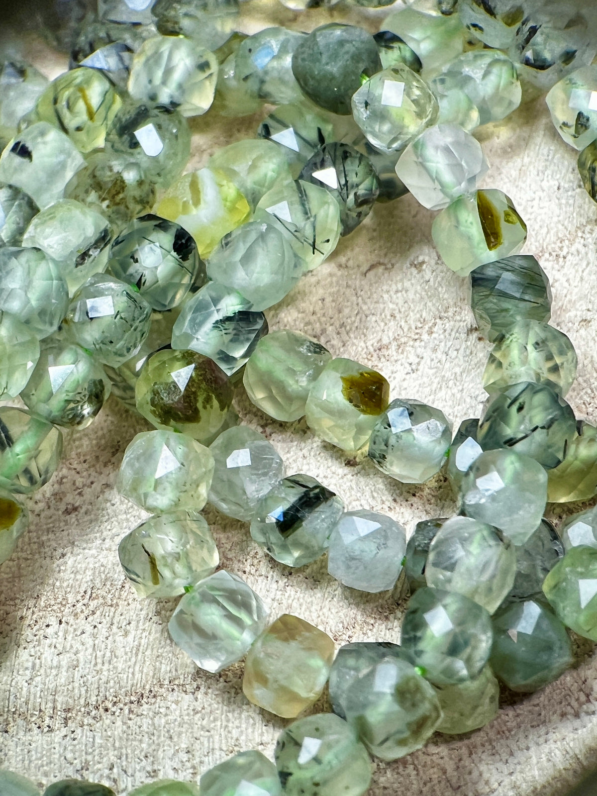 Nous avons sélectionné la prenite pour ses nuances et reflets verts qui s’harmonisent avec nos perles de Tahiti