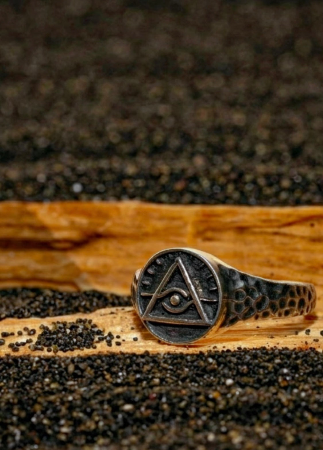 La bague GARDIEN en argent forgé martelé 925 à la texture patinée
