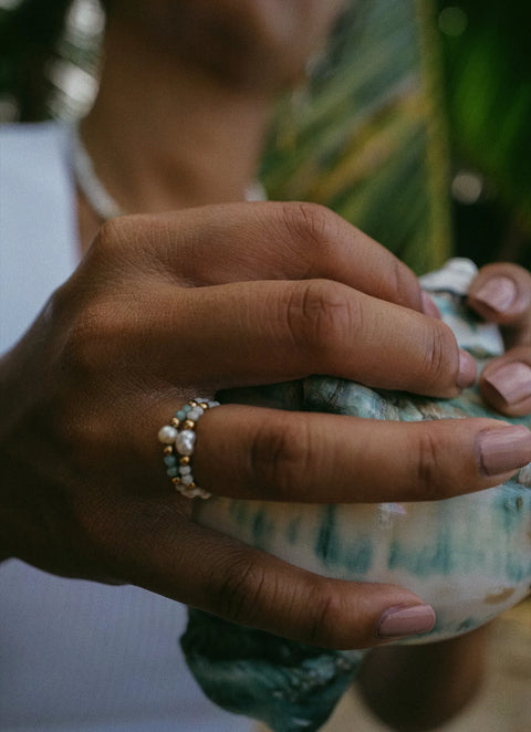 Arima Bijoux crée des bagues fines et élastiques en perles en pierres semi-précieuse  et perles d’eau douce