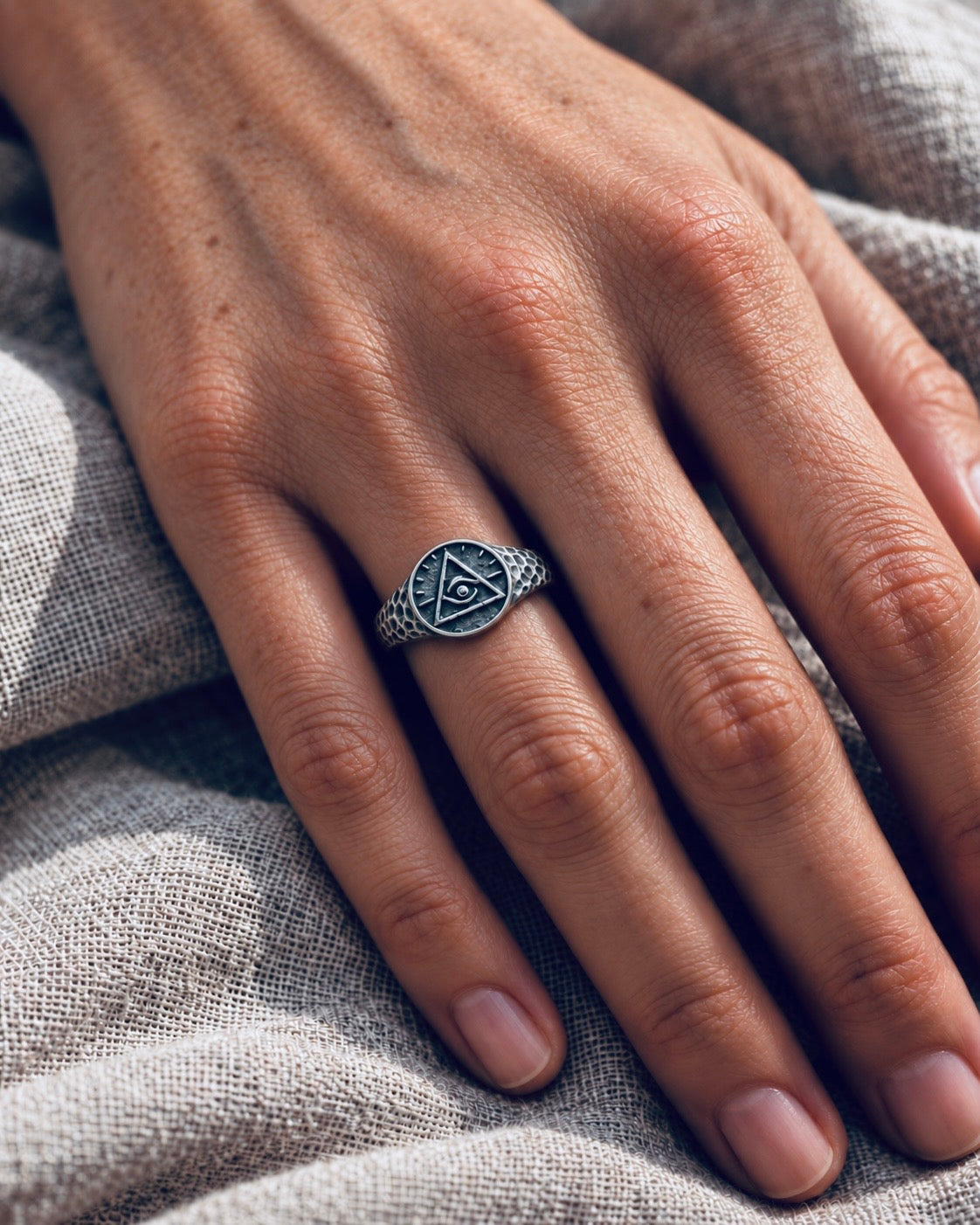 La bague mixte Gardien en fonte d’argent 925, ici portée sur une main féminine