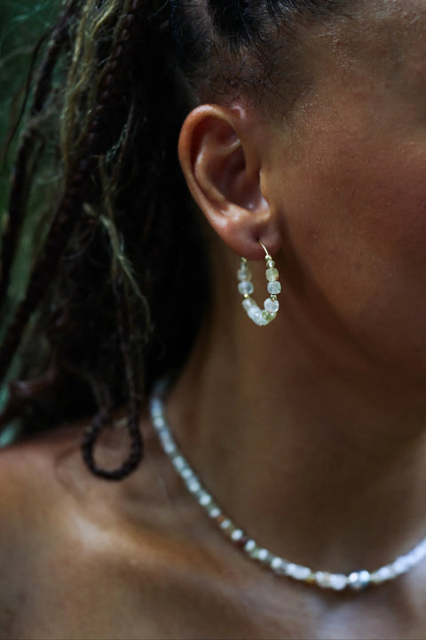 Boucles d’oreilles en perles de citrines aux tons variés et perles en gold filled montées sur créoles en acier inox . Une création fait main par Arima Bijoux à Tahiti