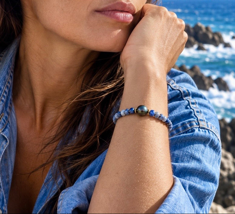 Le bracelet Vai pour femme d’Arima Bijoux est composé de sodalites naturelles et perle de Tahiti en son centre 