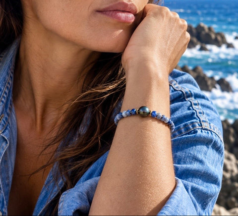 Le bracelet Vai pour femme d’Arima Bijoux est composé de sodalites naturelles et perle de Tahiti en son centre 