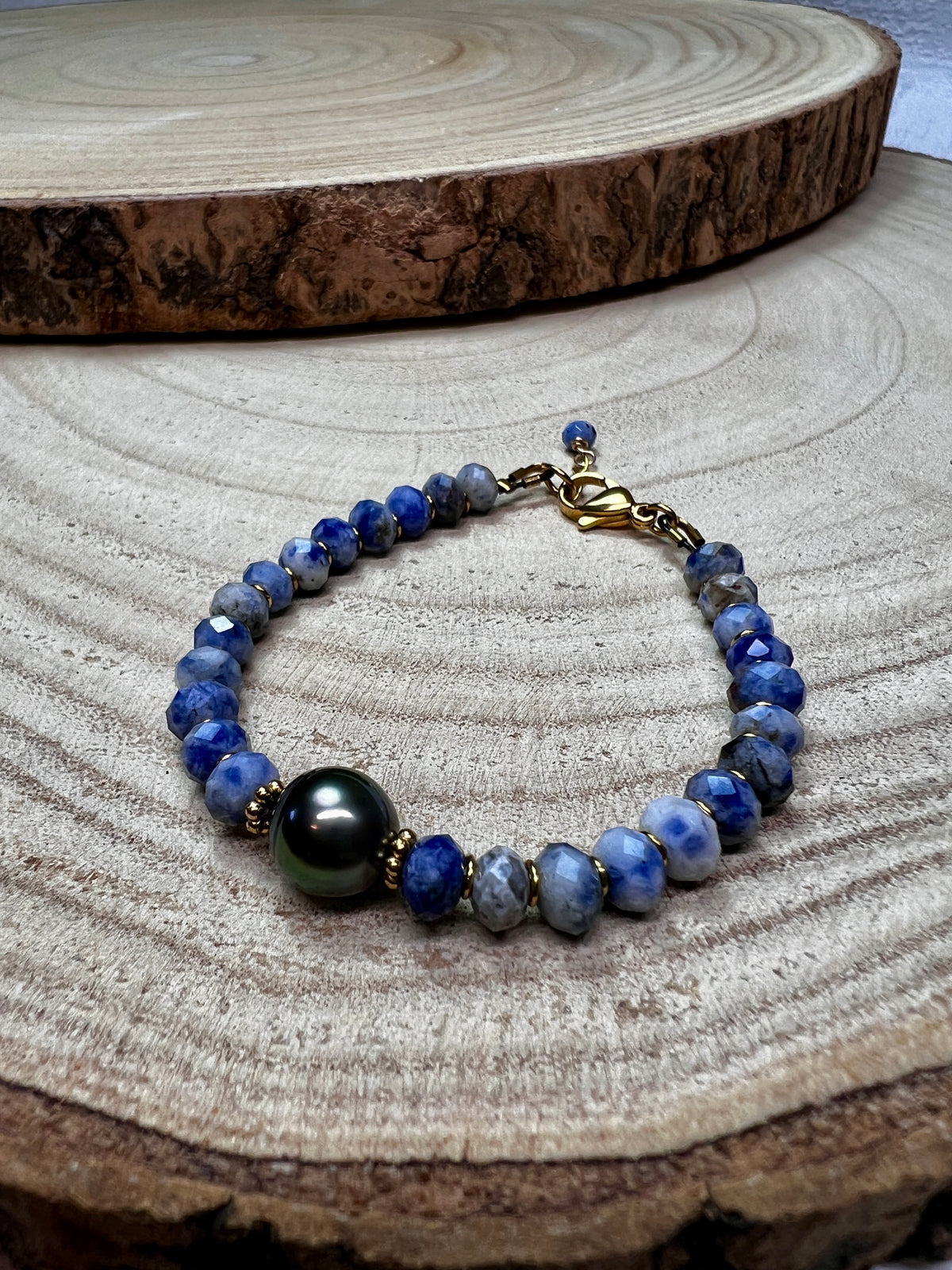 Le bracelet Vai d’Arima Bijoux en sodalite naturelle bleue et blanche et perle de Tahiti - pour homme ou femme
