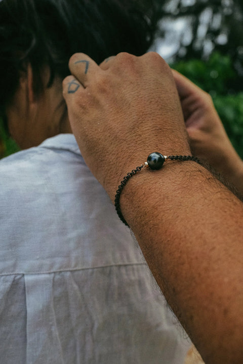 Bracelet créé par Arima pour homme ou femme, en maille bronze et perle de Tahiti 