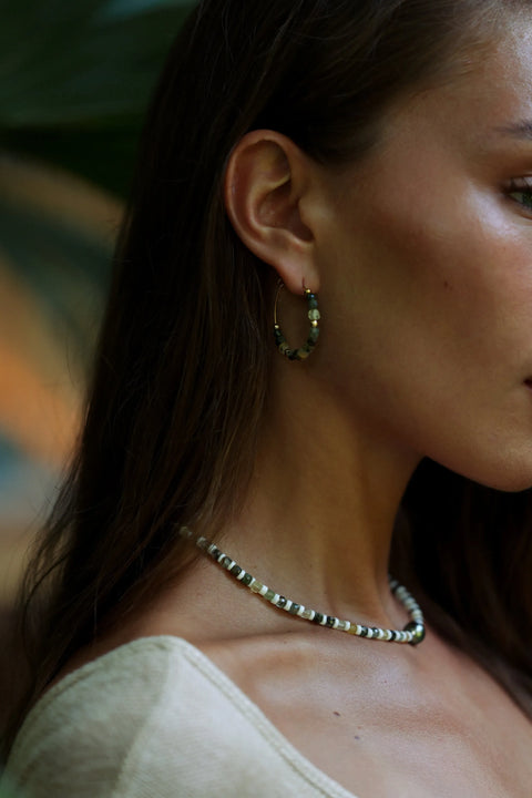 Collier en jaspe africaine et perle de Tahiti unique aux reflets verts et ses boucles d’oreille créoles assorties . Une création d’Arima Bijoux à Tahiti 