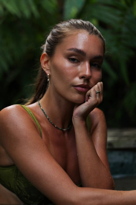 Elle porte un collier de la collection Arima en jaspes africaines , inox doré et keshi de Tahiti à la forme unique