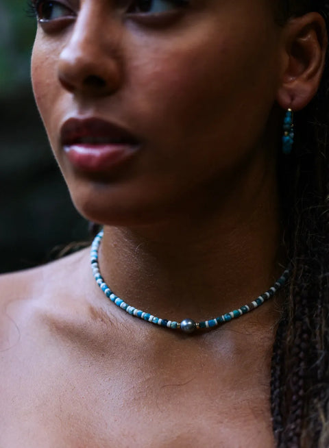 Collier Bayu d’Arima Bijoux en perles turquoises d’apatite , perles intercalaires de coquillage blanc, inox doré et belle perle de Tahiti aux reflets bleutés