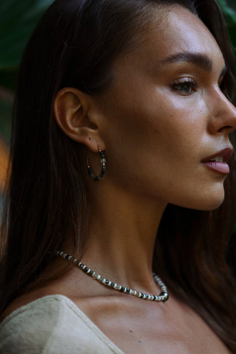 le collier créé par Arima en perles de préhnite aux tons variés de vert et sa perle de Tahiti est assorti aux boucles d’oreilles 