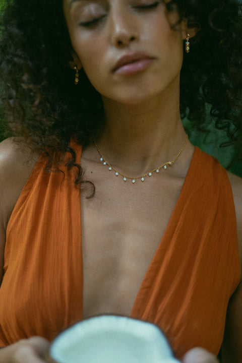 Un fin et très féminin collier d’ Arima en chaine inox doré et petites pampilles de perles d’eau douce 