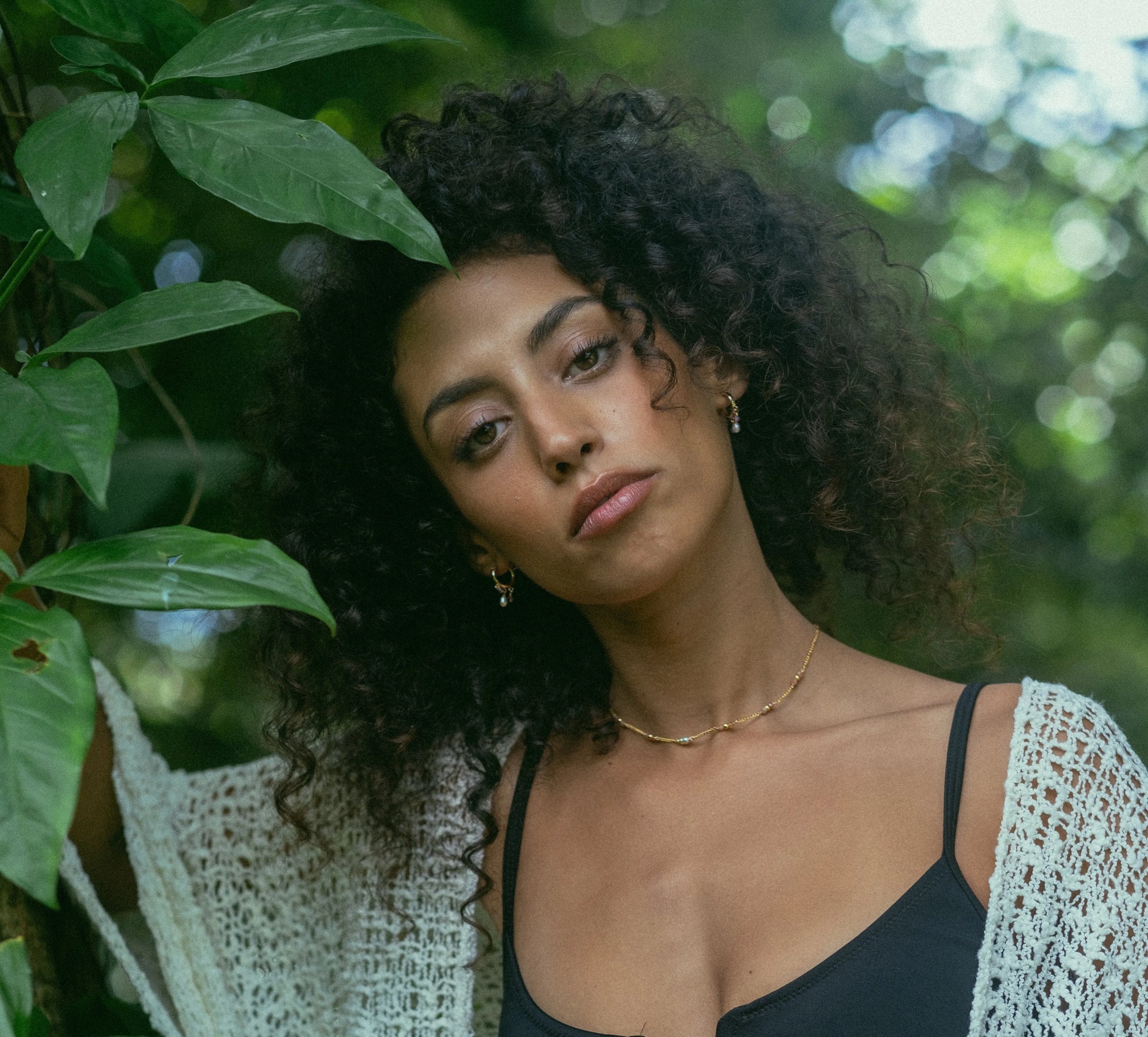 Collier féminin et précieux et pierres naturelles , chaine en inox doré et keshi a la forme unique en son centre. Créé dans l’atelier Arima 