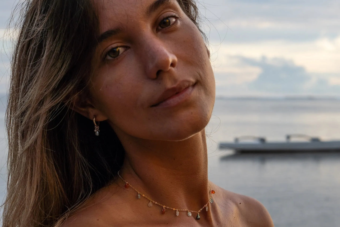 Boucles TRINITY — pierres naturelles, gold filled et keshi de Tahiti, bijou fait main par Arima Bijoux