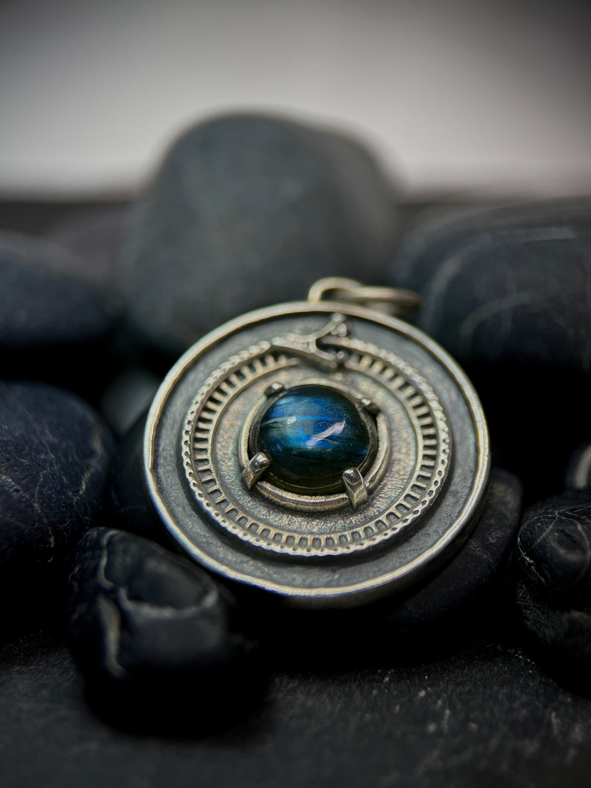 Détail du collier Ouros au symbole du serpent Ourbouros - argent 925 et labradorite