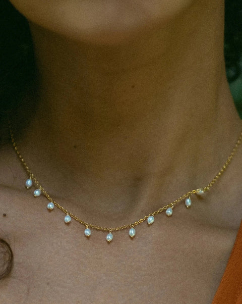 Détail de notre collier Coco Pearl , chaîne inox doré et pampilles de perles d’eau douce 