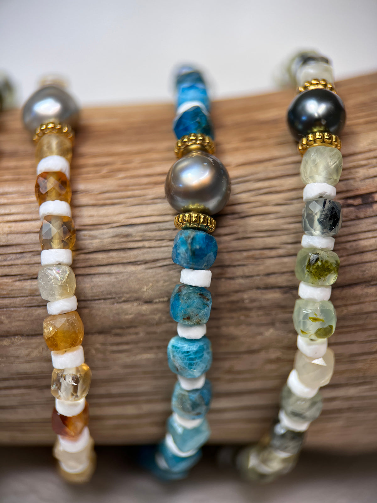 On peut apprécier dans le détail nos trois bracelets Mantra façonnés artisanalement  dans notre atelier. 