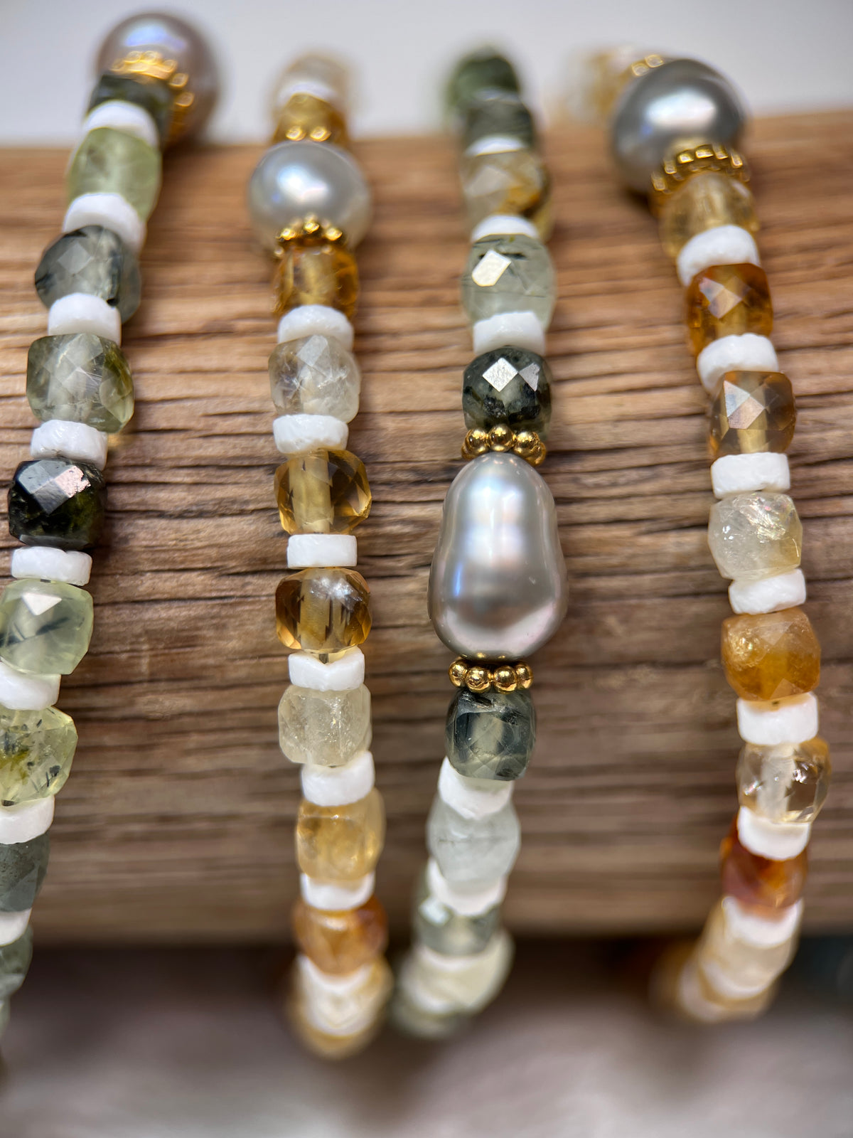 On peut voir en détail les perles de Tahiti et les pierres naturelles en cubes facettés de nos bracelets Mantra