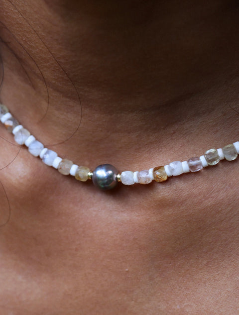 Détail du collier Mentari d’Arima Bijoux en perles de citrines, perles de coquillage blanc et perle de Tahiti aux reflets multiples . Bijou créé dans l’atelier d’Arima à Tahiti