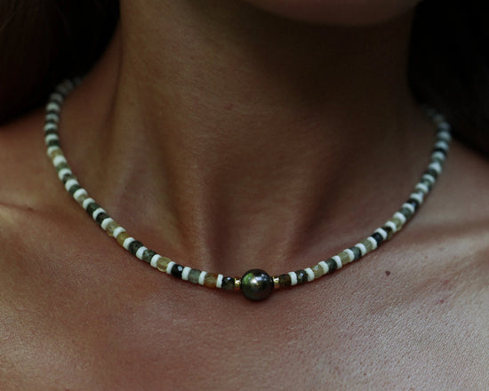 Détail du collier en pierres semi-précieuses de préhnite vertes et perle de Tahiti aux beaux reflets verts. Une création de l’atelier Arima 