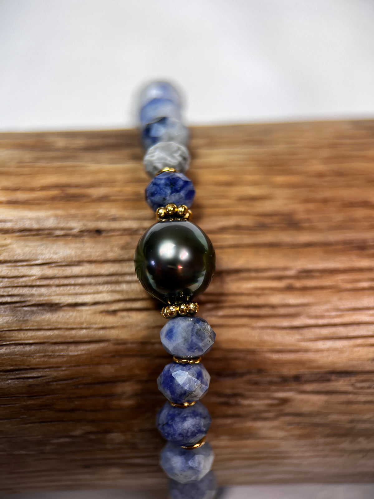 Détail du bracelet en sodalites naturelles et perle de Tahiti - façonné dans l’atelier Arima 