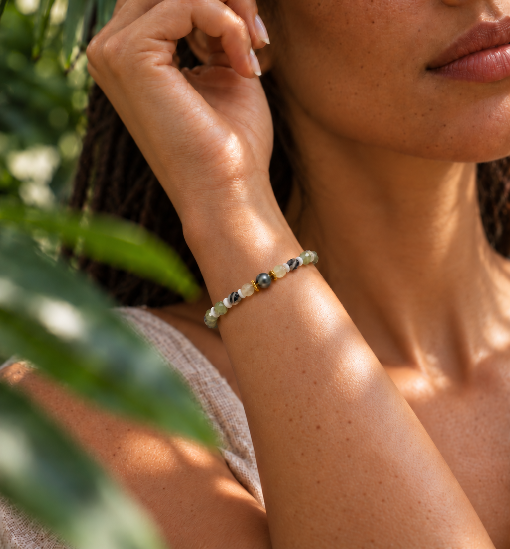 Elle porte un bracelet de la collection Mantra , décliné ici en pierres naturelles de prehnite et coquillage blanc avec sa perle de Tahiti aux reflets uniques