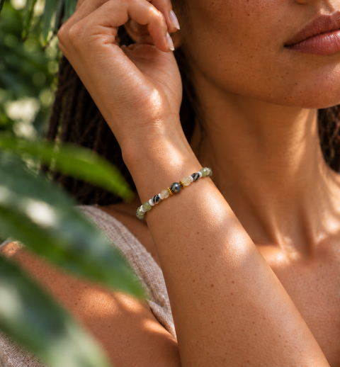 Elle porte un bracelet de la collection Mantra , décliné ici en pierres naturelles de prehnite et coquillage blanc avec sa perle de Tahiti aux reflets uniques