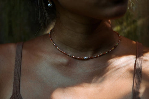 Collier DAHANA — cornalines aux nuances rouges orangées et un keshi, perle baroque de Tahiti, bijou fait main par Arima Bijoux