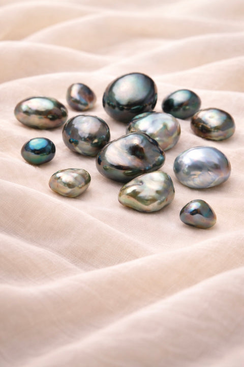 Les keshis aux tons lumineux et formes variés sont un élément essentiel des bijoux Arima