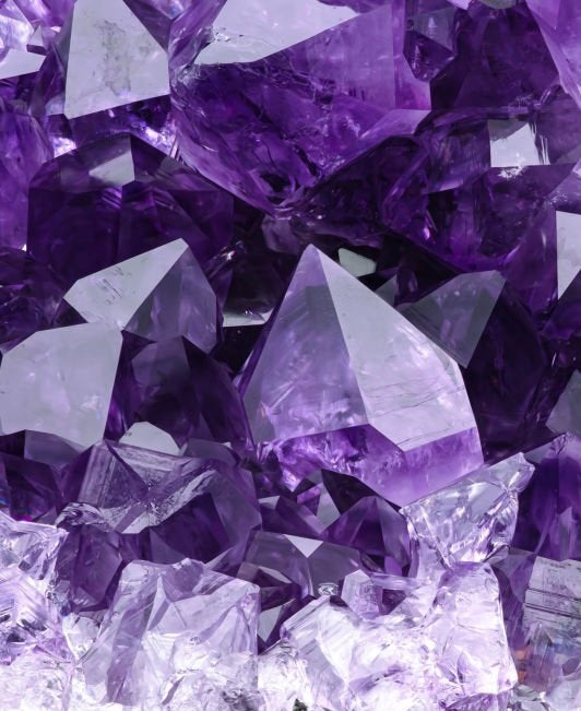 L’améthyste sélectionnée par Arima Bijoux est ses nuances violettes et mauves  