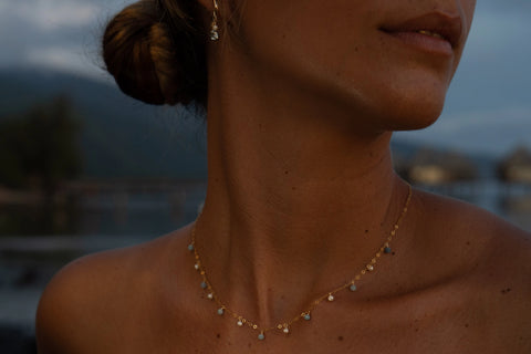 Collier Nanihi composé de perles breloques bleues et nacrées