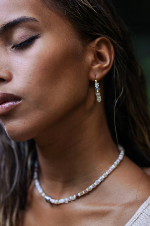 Arima Bijoux signe ces créoles lumineuses en perles de citrines et perles dorées montées sur inox doré