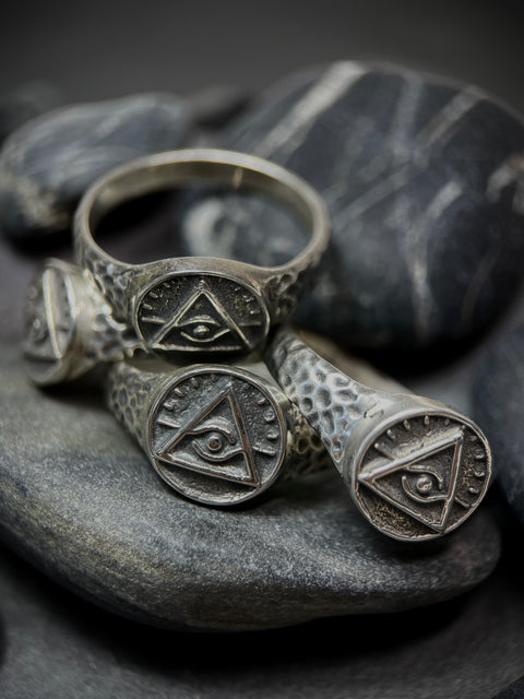 Nos bagues Arima, modèle Gardien en fonte d’argent 925 représentent le logo de la marque