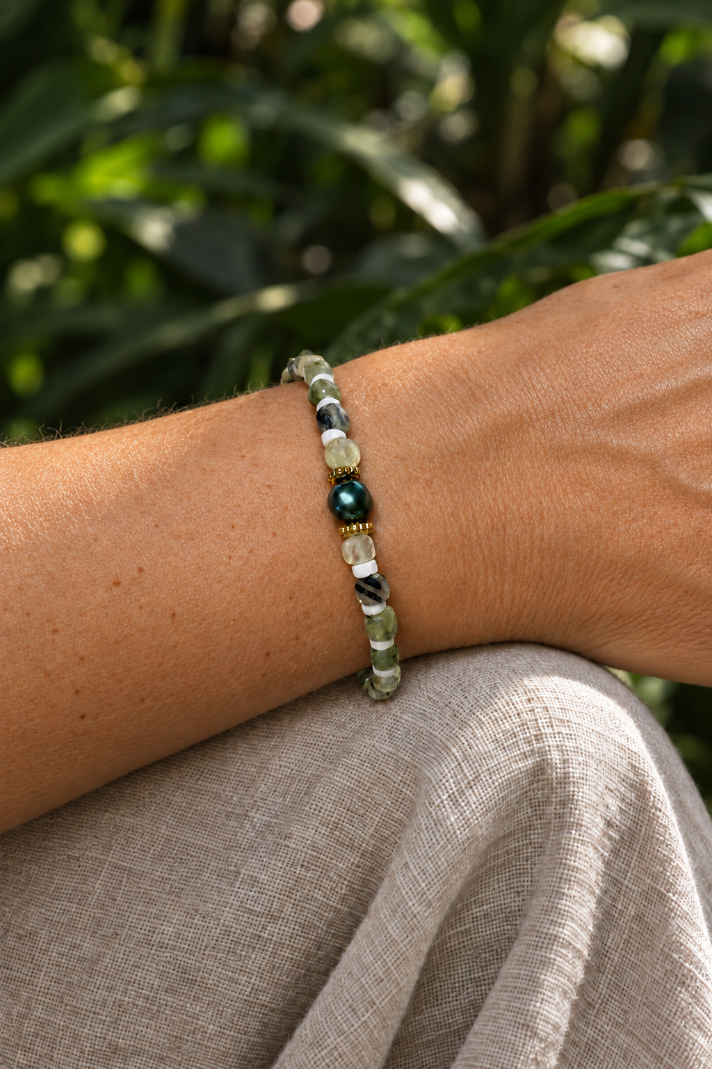 Notre bracelet Mantra , ici dans sa variante avec pierres naturelles de préhnite et sa perle de Tahiti unique