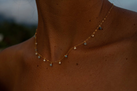 Les perles d’aigues marines et perles d’eau douce et une chaine d’acier dorée composent les collier Nanihi d’Arima 