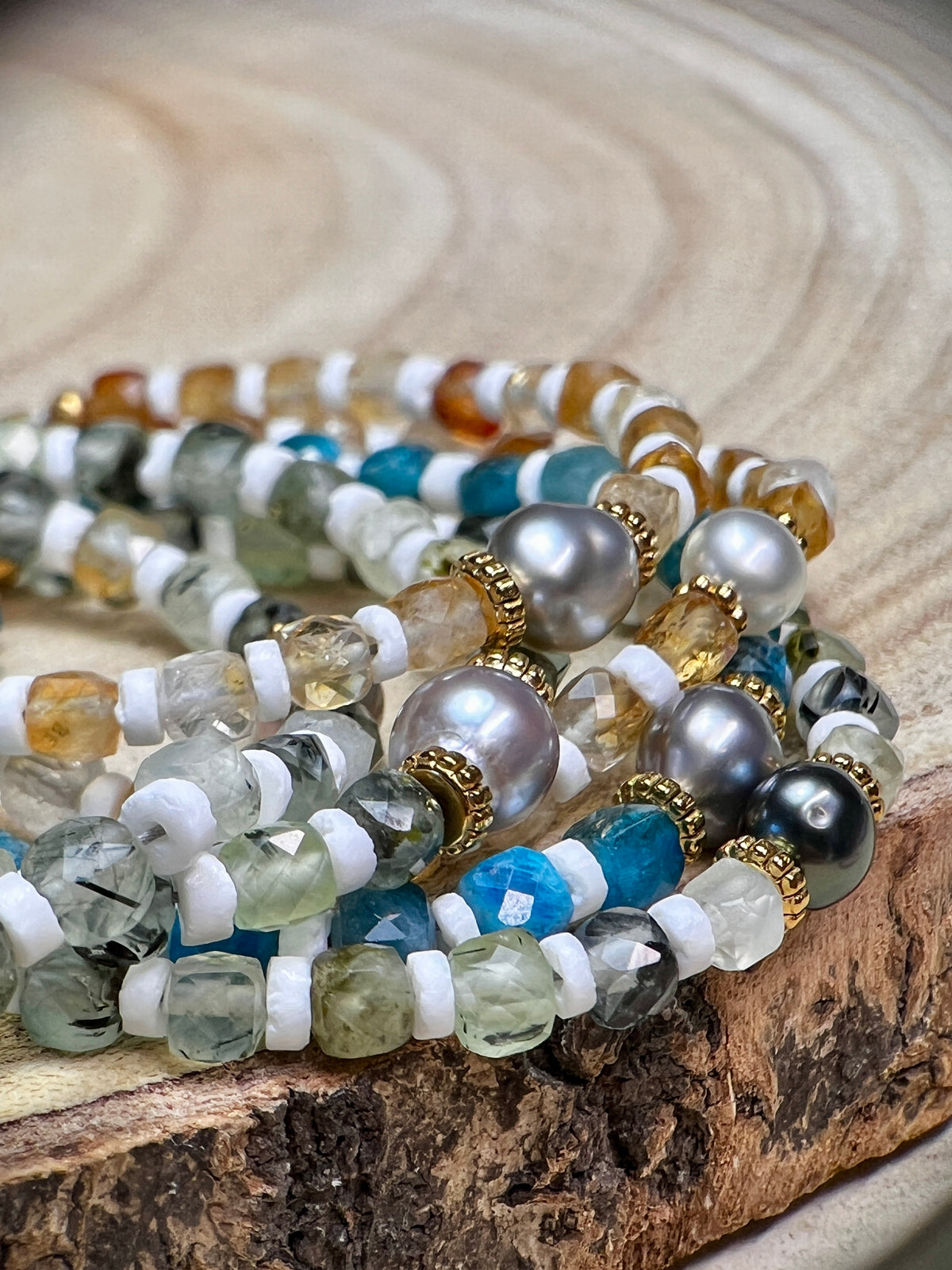 Nos bracelets Mantra en pierres naturelles, coquillage blanc et perle de Tahiti possèdent de nombreuses nuances et reflets 