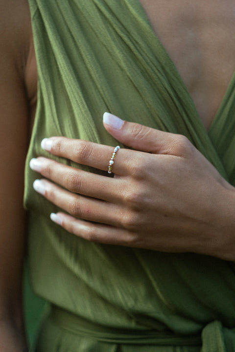 Fine et délicate bague élastique en pierres semi-précieuses et perle d’eau douce. Un bijou Arima